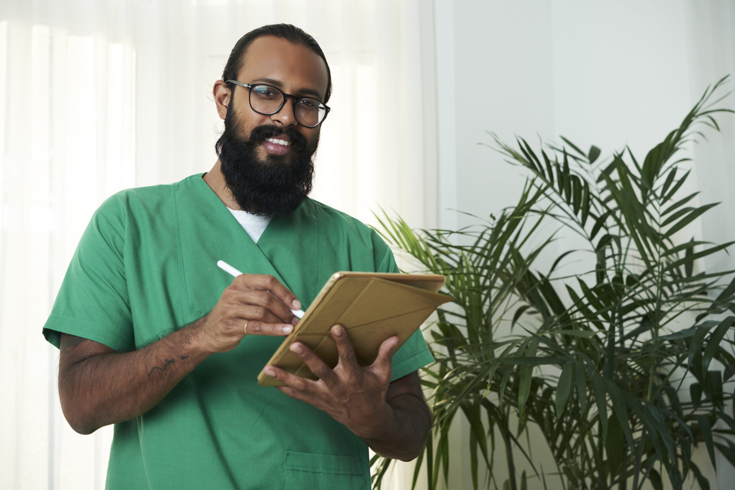 Secrétaire médical utilisant une tablette dans un cabinet médical