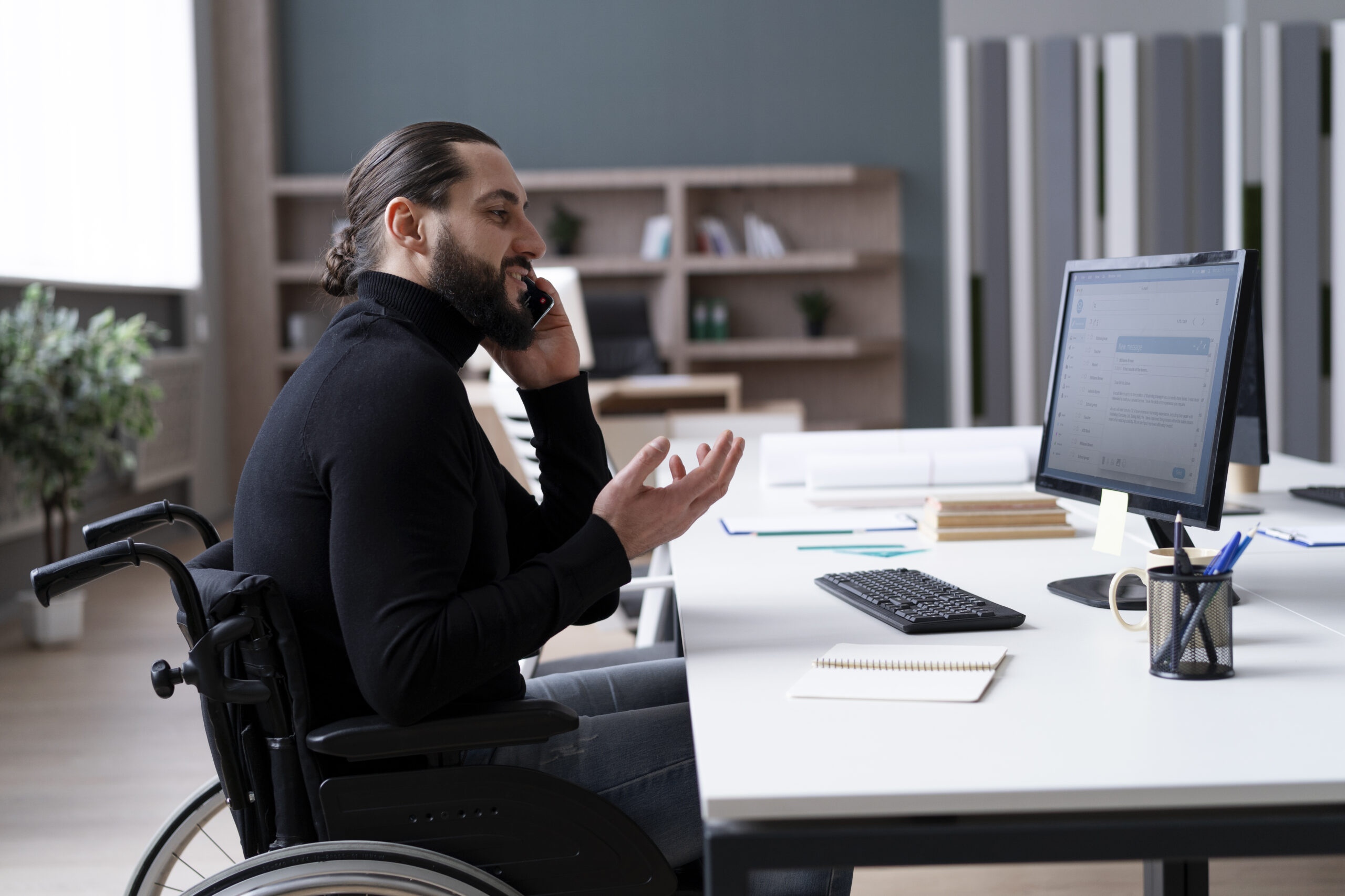 Assistant administratif travaillant sur ordinateur dans un bureau