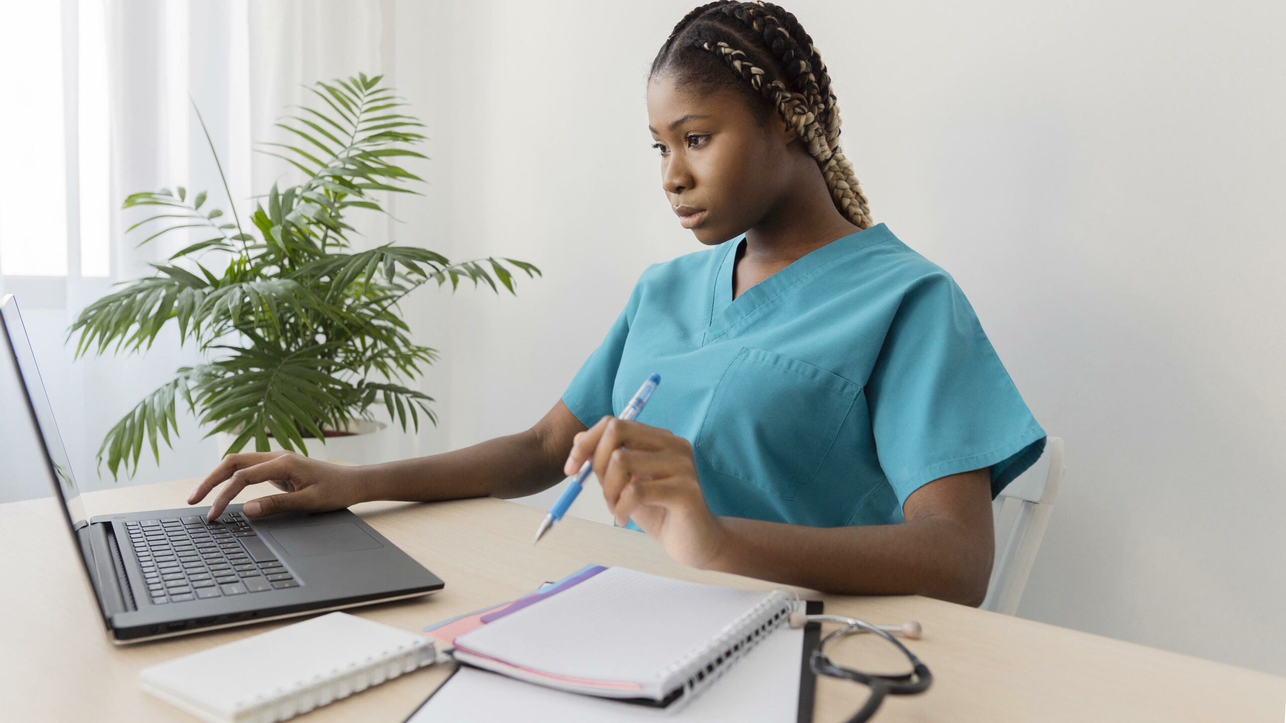 Secrétaire assistante médico-administrative travaillant à son bureau